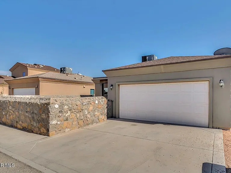 12921 Hueco Cave Dr — Photo 38