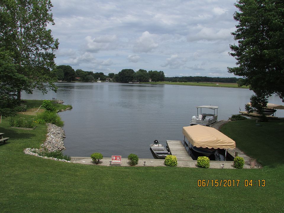The cove with boats