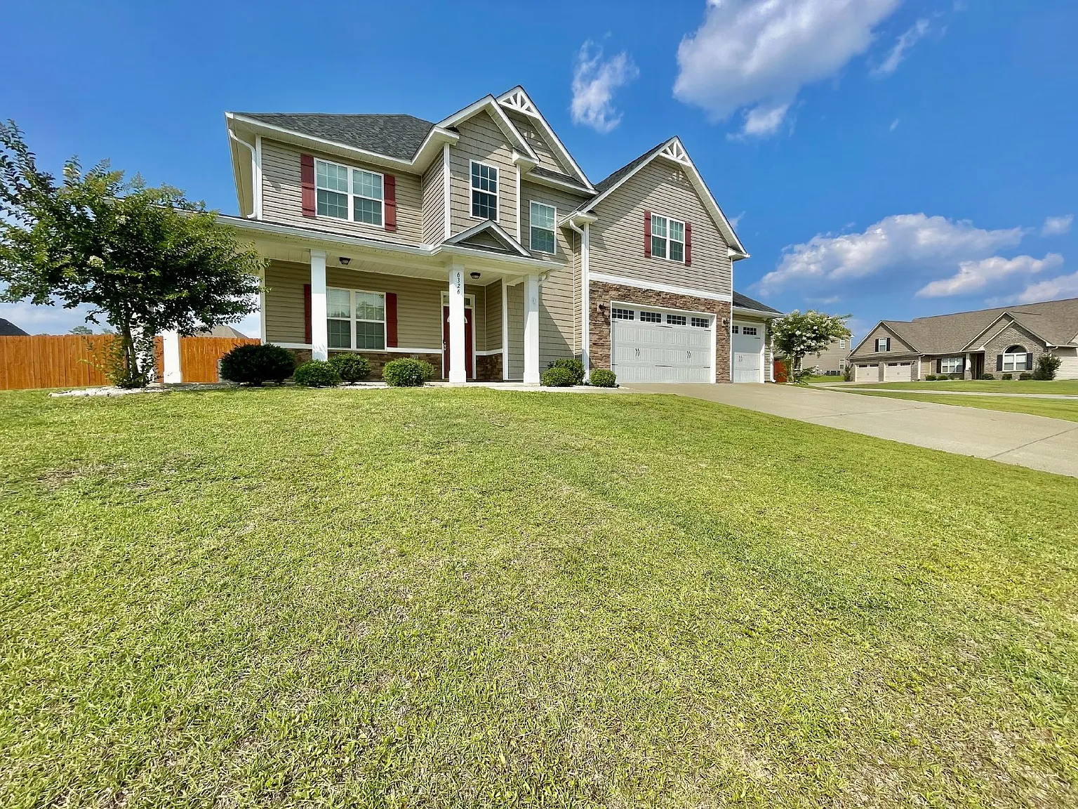4 bed, 2.5 bath, 2577 sqft, $2,350 — Photo 2