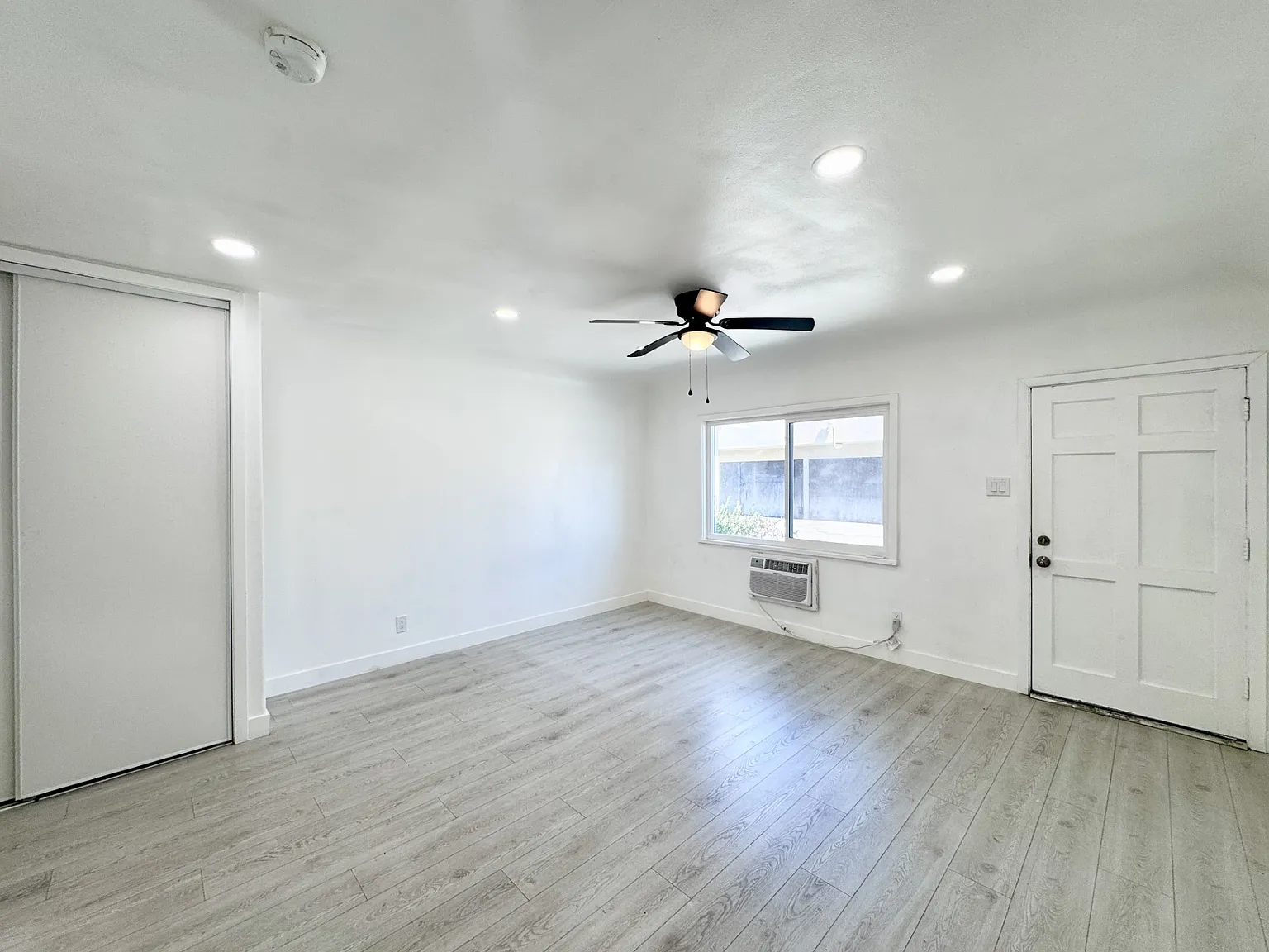 Studio, 400 sqft, $1,695 — Photo 4