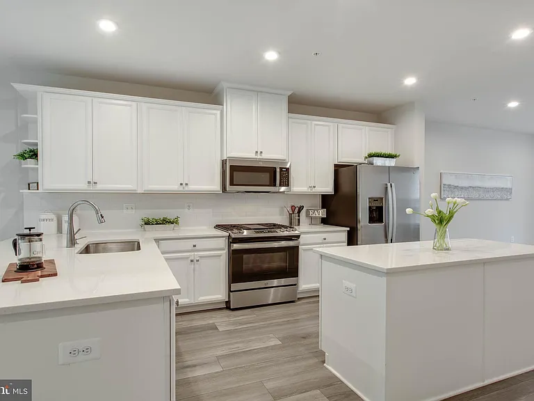 7523 Bharat Way — Photo 10