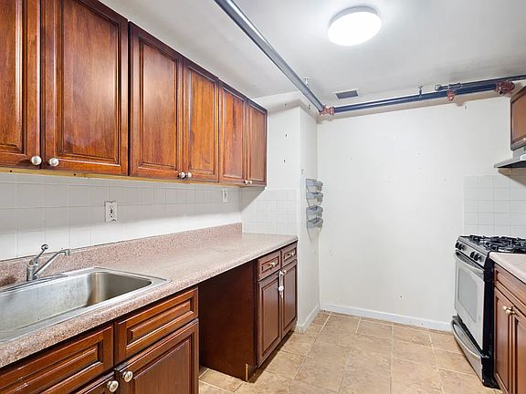 5th image of 698 Sterling Pl #1D