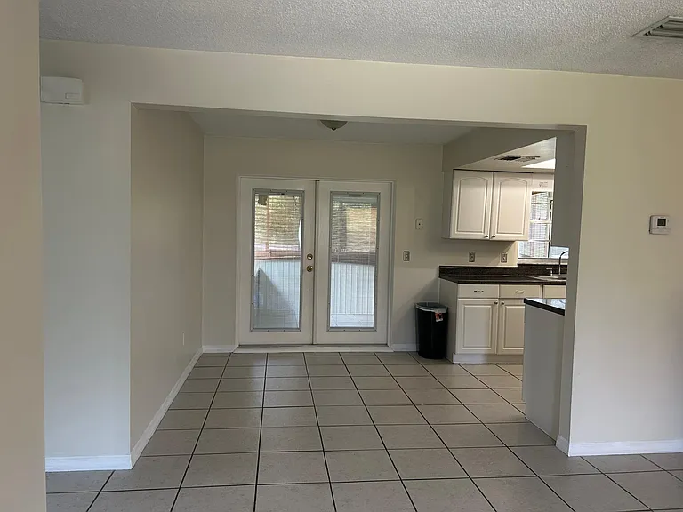 560 Lake August Dr — Photo 7