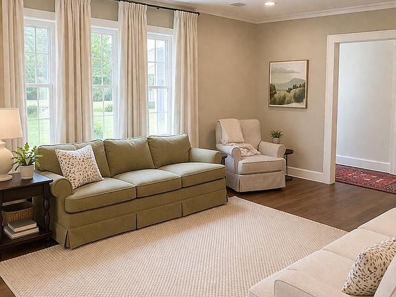 3rd image of 808 Boulevard Dr N