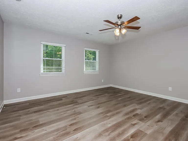 917 Oakridge Dr — Photo 12