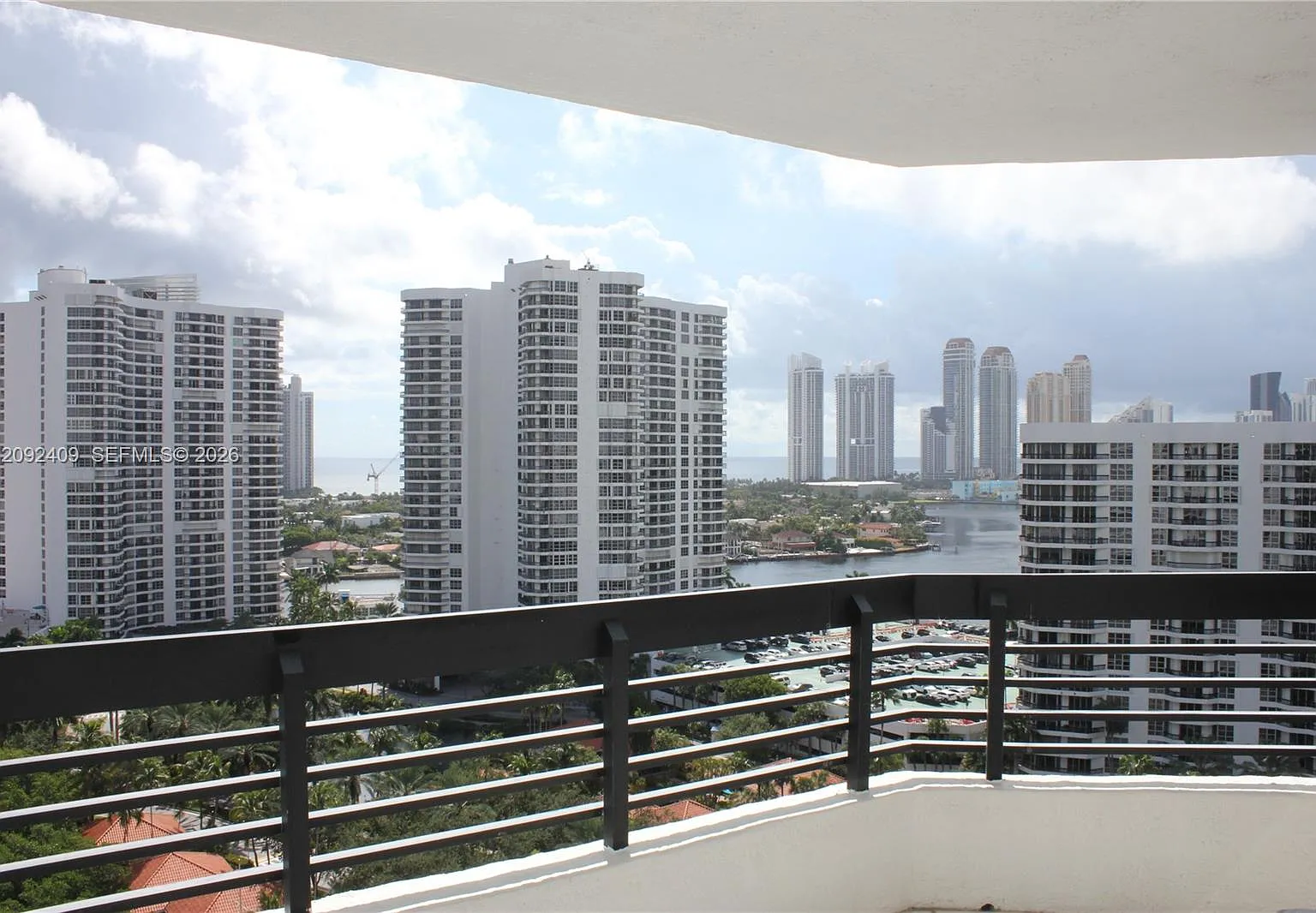 Mystic Pointe Tower 400 C — Photo 1