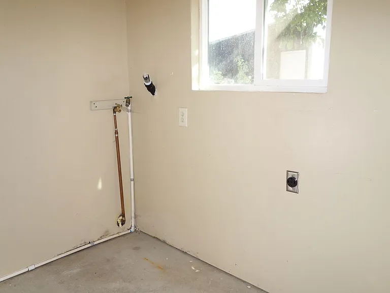 32200 Russell Blvd — Photo 12