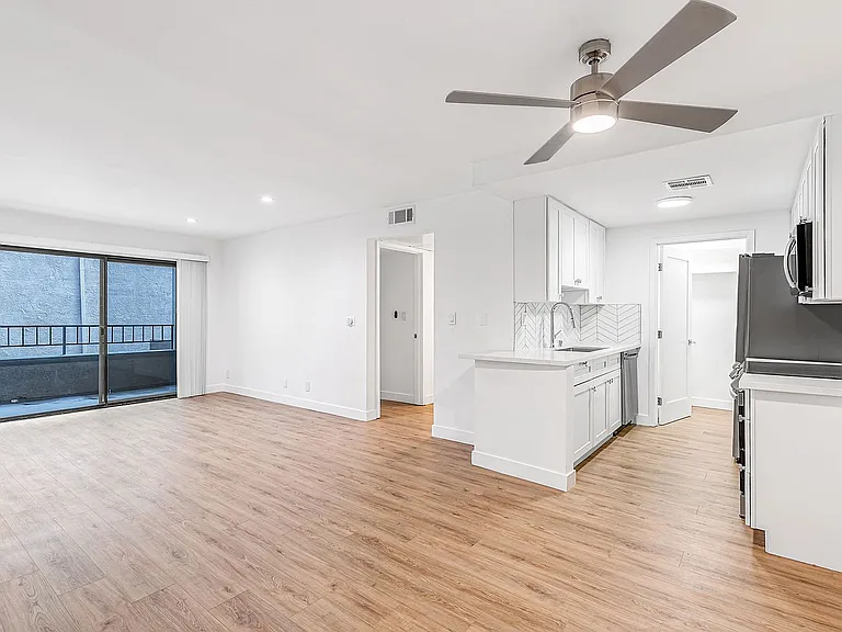 5807 Laurel Canyon Blvd — Photo 14