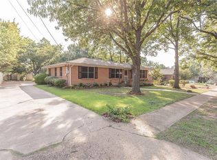 1011 N Preston St, Ennis, TX 75119