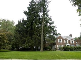 2 Saint Marks Pl, Cold Spring Harbor, NY 11724