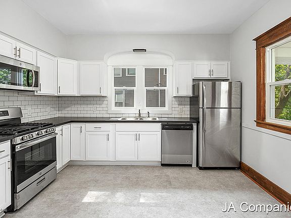 4th image of 835 Paris Ave NE