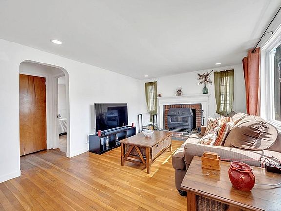 3rd image of 11 Rockwood Pl
