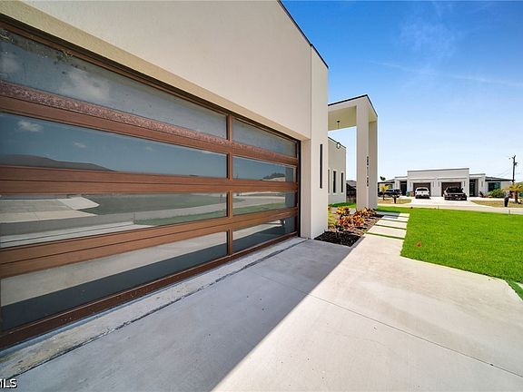 4th image of 818 NE 10th St
