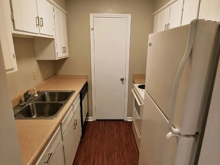Barton Oaks Apartments — Photo 14