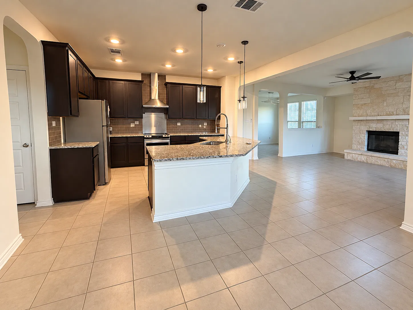 3 bed, 2.5 bath, 2755 sqft, $2,695 — Photo 4