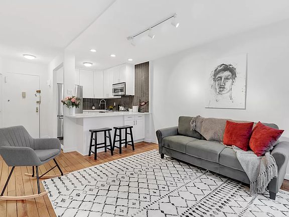 4th image of 105 W 70th St APT 1R