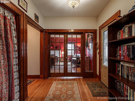 4th image of 636 S Nehalem St