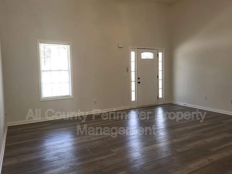 3 bed, 2.0 bath, 1160 sqft, $1,695 — Photo 2