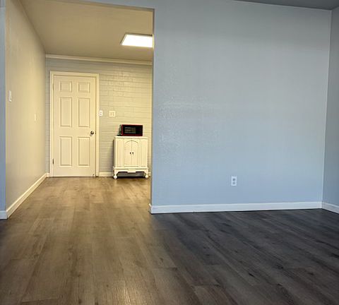 3rd image of 905 E Alice Ave