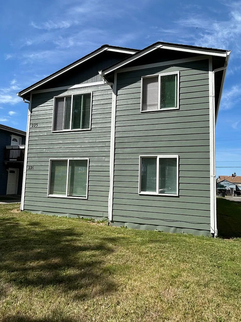 221-223 Oregon Way — Photo 1