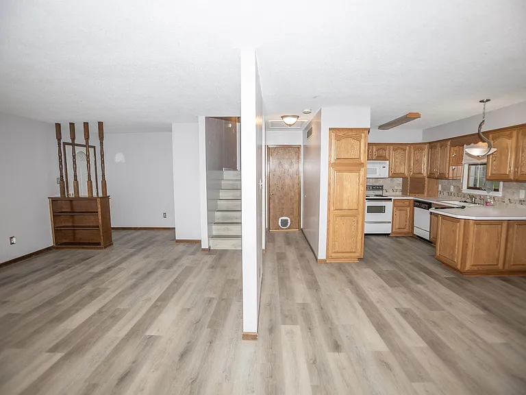 223 Mary Dr — Photo 3
