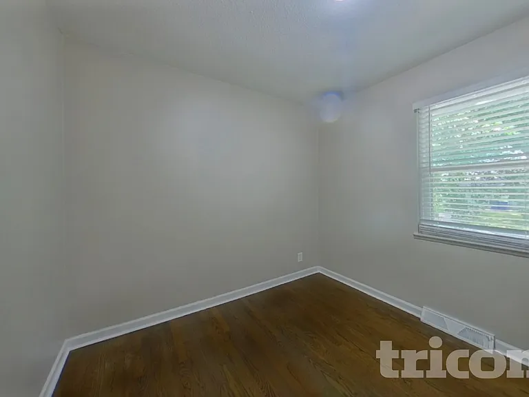 607 NE Darwin St — Photo 7