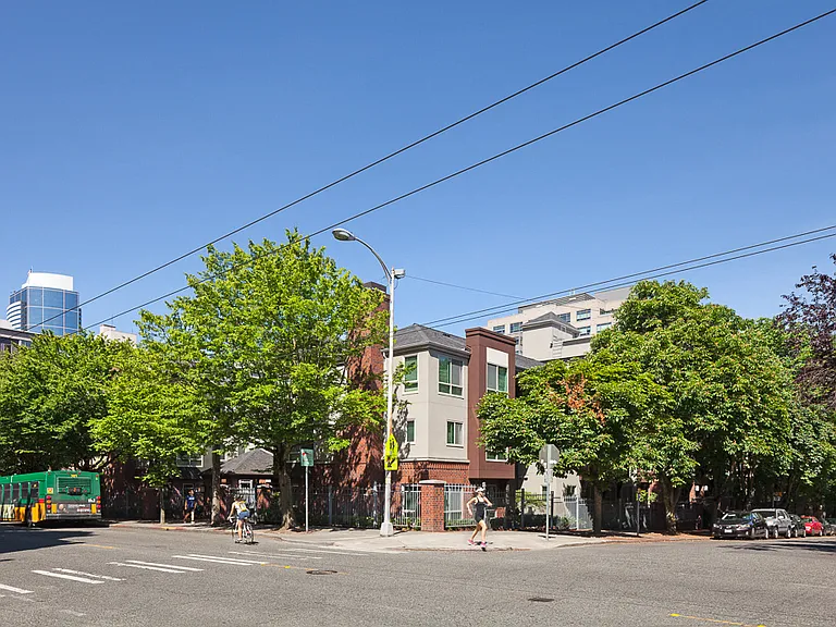 Cascade Court Apartments — Photo 10
