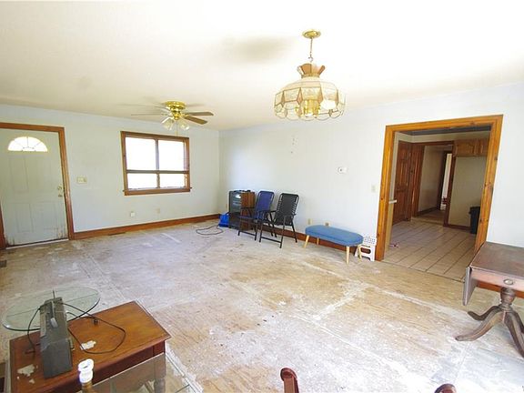 4th image of 597 Eisenhower Ave