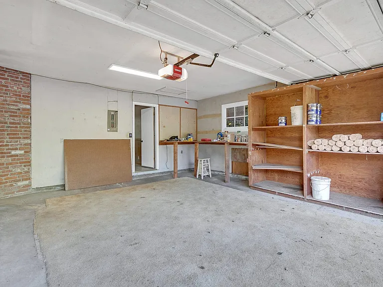 110 Laurel St — Photo 8