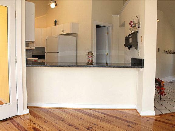4th image of 102 Riverdale Ln