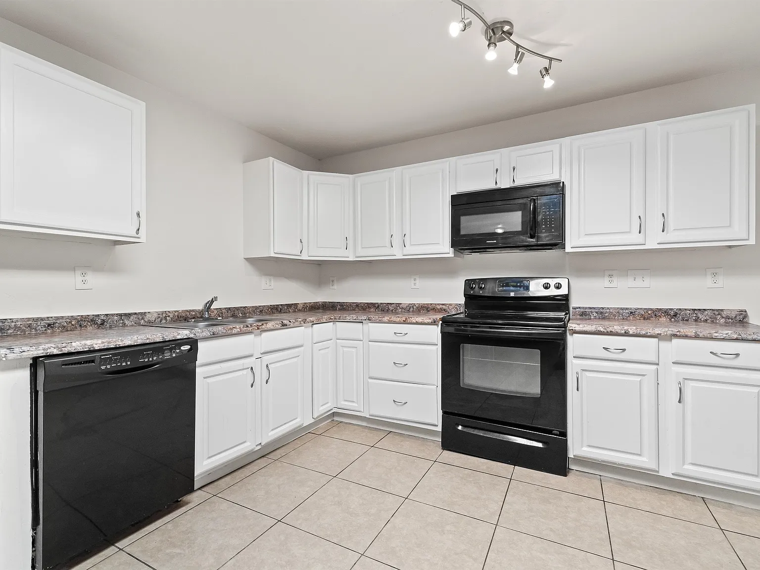 3 bed, 865 sqft, $1,190 — Photo 1
