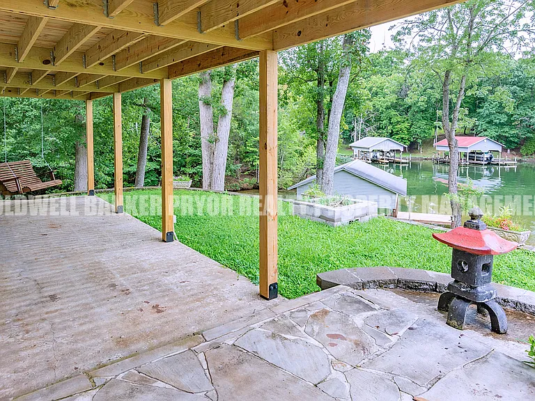 165 Lakeshore Ct — Photo 44