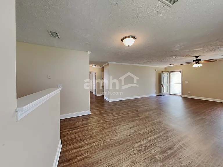 2111 Carlton Ln — Photo 7
