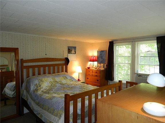 4th image of 115 1/2 Henry St #115-1/2