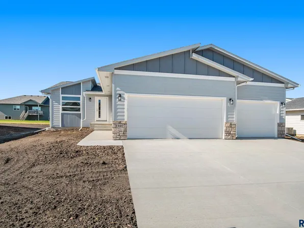 1107 Heatherwood Ave, Madison, SD 57042