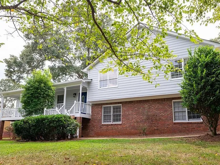 401 Freshman Dr — Photo 1