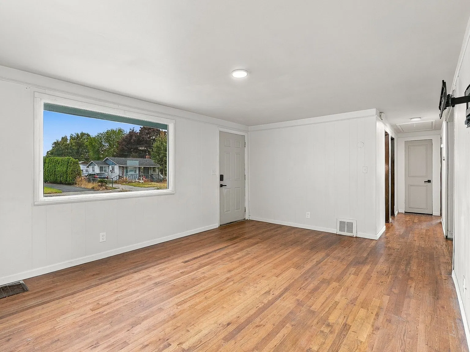 3 bed, 1728 sqft, $2,100 — Photo 4