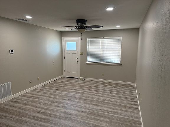 3rd image of 112 N Glencoe Cir