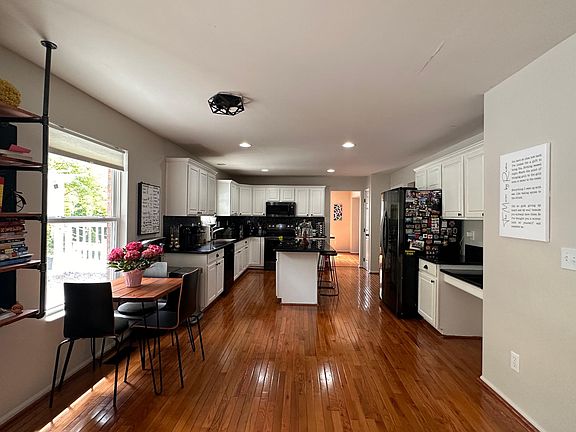 4th image of 12090 Crestfield Ct