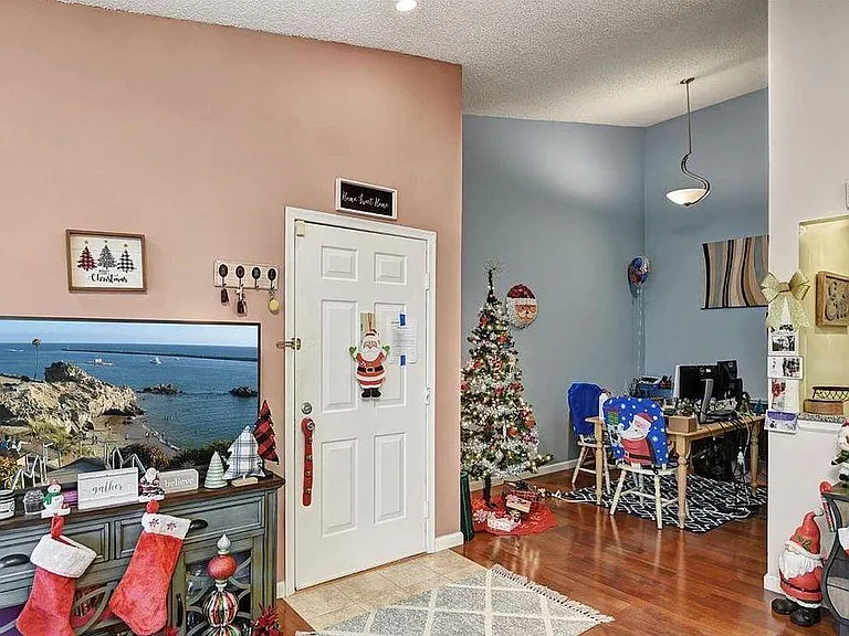 500 Danbury Ln — Photo 2