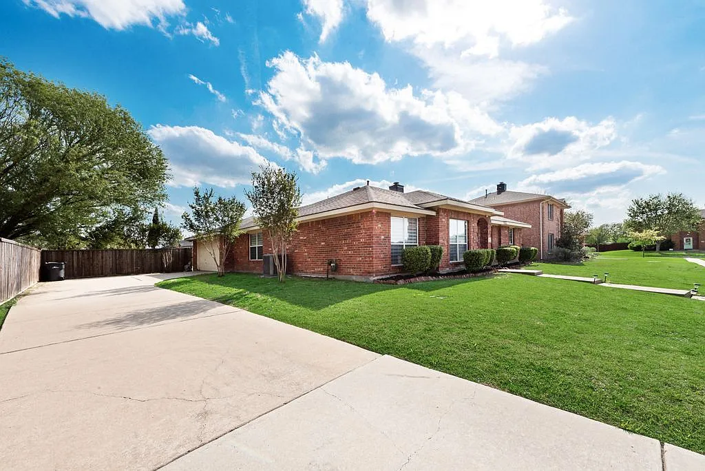 4 bed, 2.0 bath, 2163 sqft, $2,750 — Photo 1