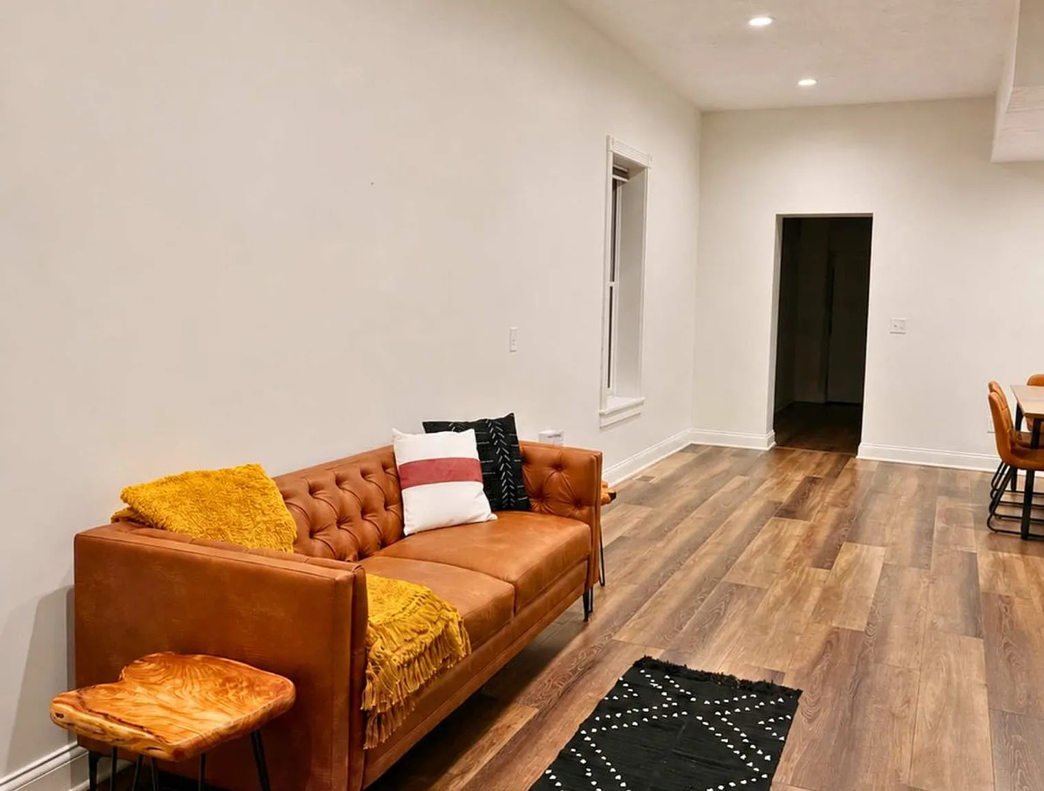 2 bed, 1.0 bath, 2615 sqft, $3,732 — Photo 2
