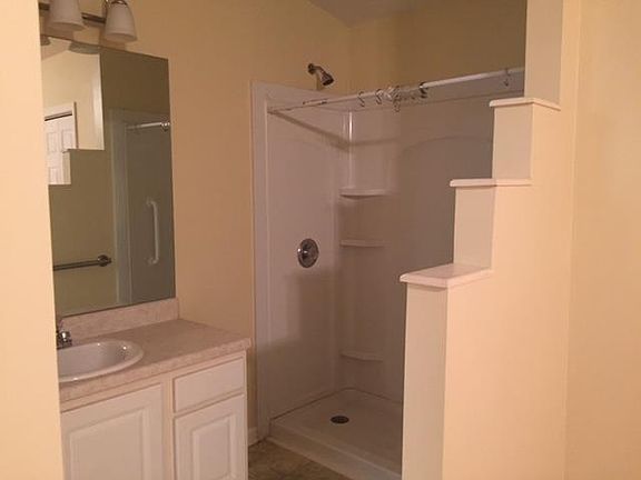 3rd image of 915 Patio Dr