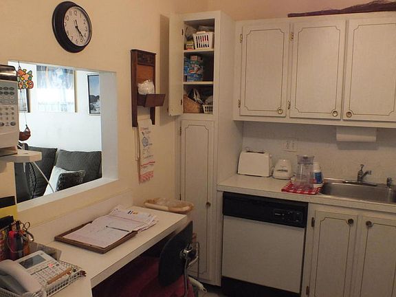 3rd image of 221 Oxford Pl