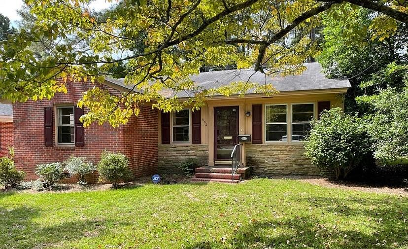 Cute 3-bed/2bath cottage brick home in West Haven!