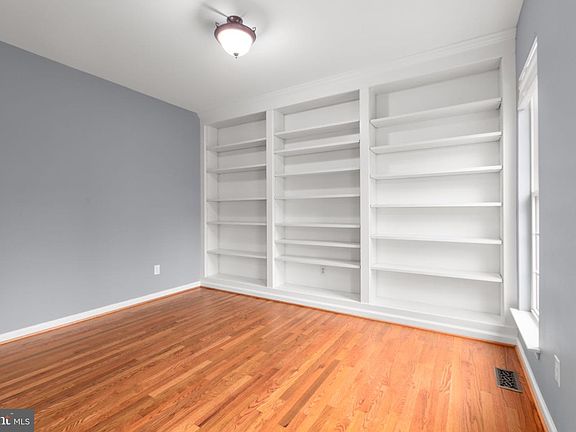 5th image of 1010 Roberts Ct