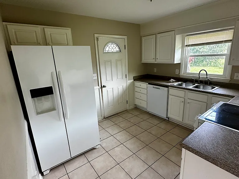 4621 Kings Dr — Photo 2