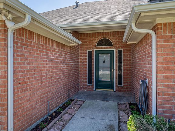 3rd image of 944 N Meadow Cir