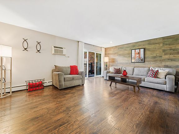 Contemporary & Spacious Living Room