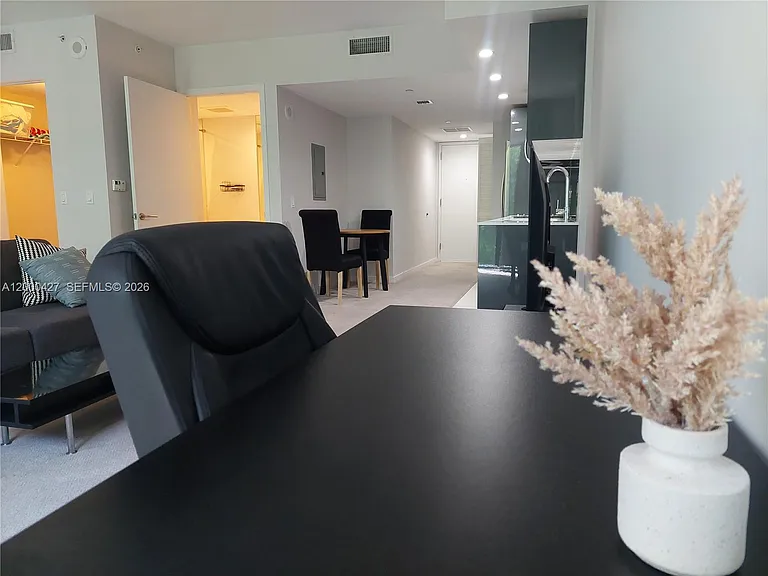 31 SE 6th St #403 — Photo 1